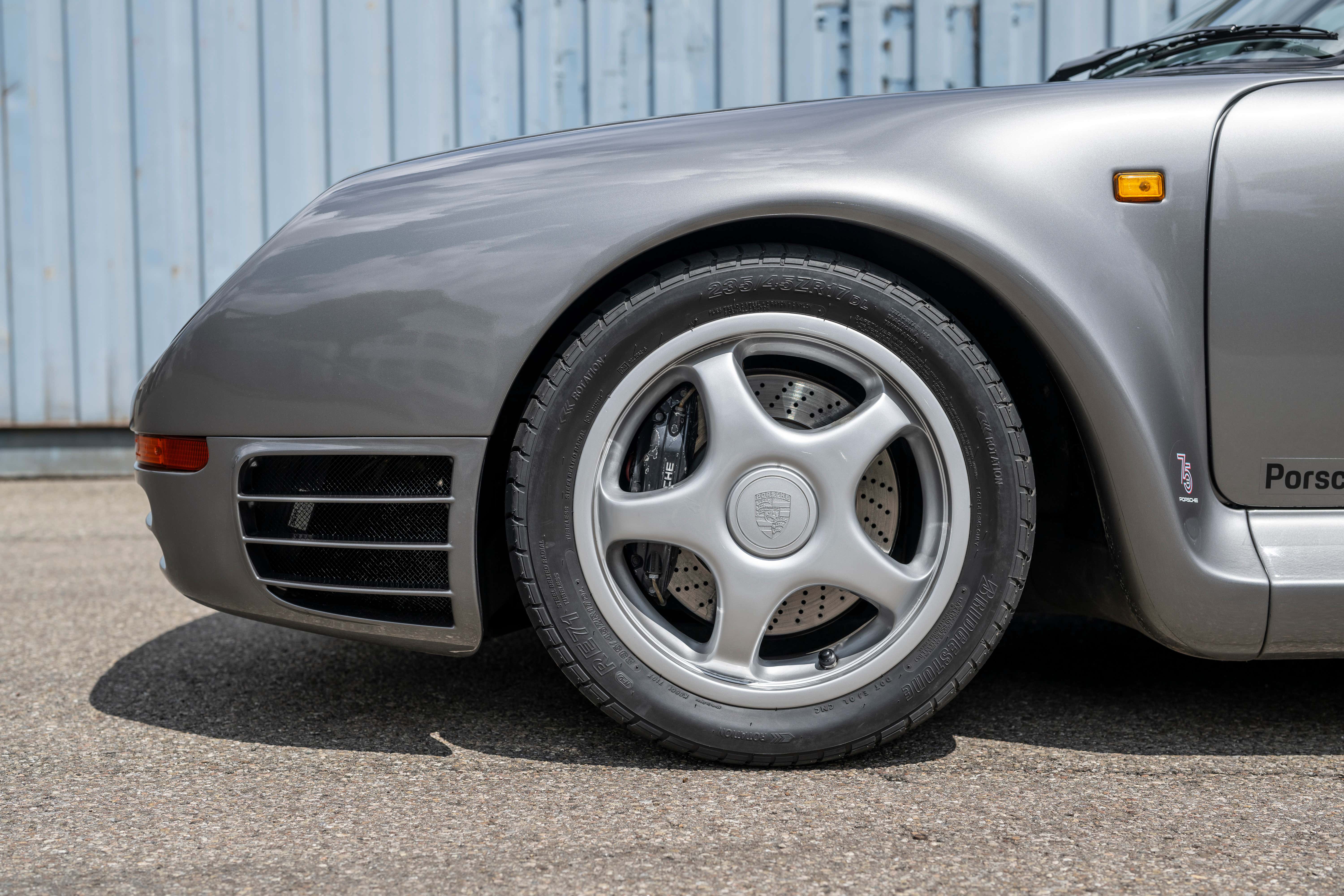 El conjunto de rueda delantera y freno del Porsche 959